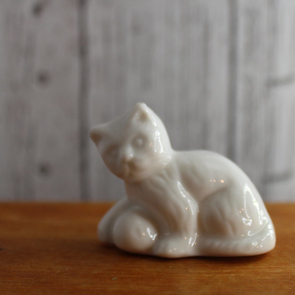 Vintage small White Porcelain Figurine Cat/ kitten